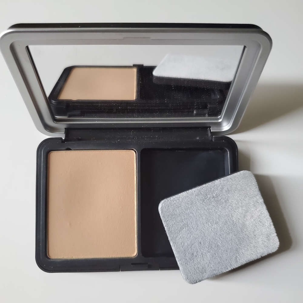 MAKE UP FOR EVER Matte Velvet Skin Blurring Powder